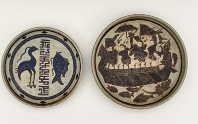 deux boîtes sur lesquelles figure l'image d'un bateau