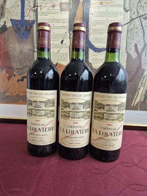 Trois bouteilles de Château La Louvière Pessac-Léognan 1981