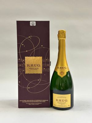 une bouteille de champagne à côté d'un carton de vin