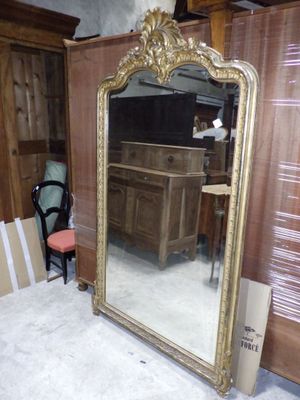 a mirror that is sitting on the floor in a room