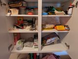 une armoire blanche sur laquelle sont posés plein d'objets