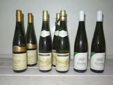 plusieurs bouteilles de vin sont alignées sur un comptoir