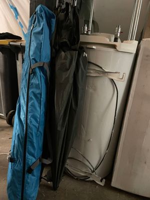 un sac bleu posé à côté d'un tas d'ordures