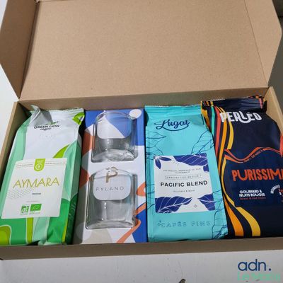 une boîte contenant du café, des sachets de thé et d'autres articles
