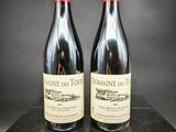 deux bouteilles de vin posées sur un bloc de marbre noir