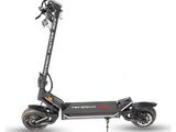 une trottinette électrique avec un siège et des roues noirs sur fond blanc