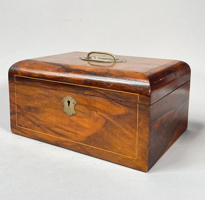 une vieille boîte en bois munie d'une serrure sur le dessus