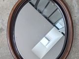 un miroir rond accroché au mur à côté d'un escalier