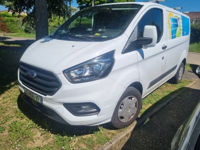 une camionnette blanche garée sur le bord de la route