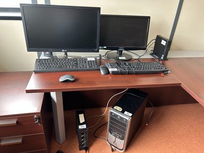 une tour sans marque , un onduleur , un HP 260 G 3 , un écra…