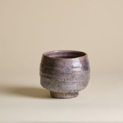 une petite tasse posée sur une table