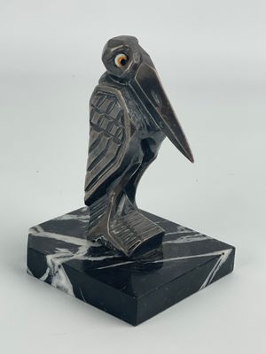 une image représentant une statue d'oiseau posée sur un socle en marbre