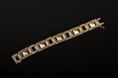 une image représentant un bracelet en or sur lequel figure le mot « diamant »