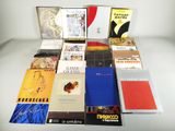 un grand nombre de livres posés sur une table