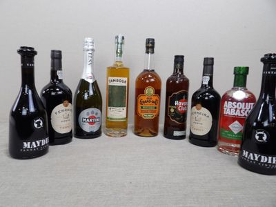 de nombreux types de bouteilles d'alcool alignés sur une table