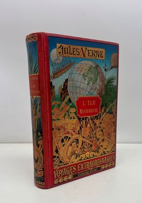 un vieux livre posé sur une surface blanche, avec une couverture rouge