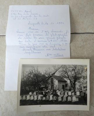 deux vieilles photos montrant des personnes assises devant un cimetière