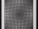 une photo en noir et blanc représentant un motif carré composé de cercles