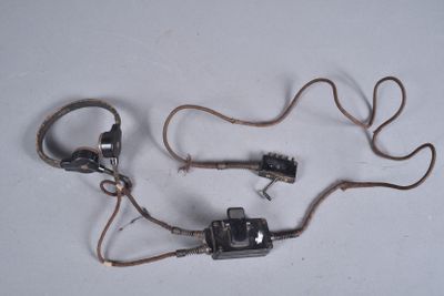 une paire de pinces fixées à une paire de fils