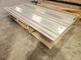 Plusieurs palettes de métal sont empilées les unes sur les autres dans un entrepôt.