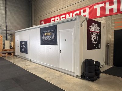 une photo d'une pièce dans laquelle se trouvent plusieurs bacs de rangement