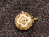 une image représentant un cadenas doré orné d'un crâne et d'une croix