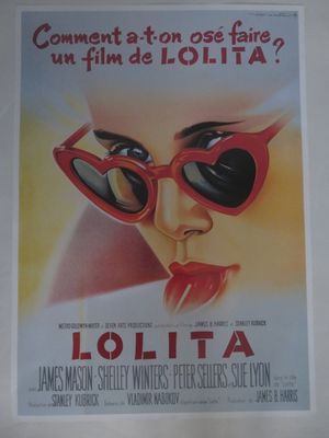 une image d'une affiche de film intitulée « Lolitaa » représentant le visage d'une femme portant des lunettes de soleil