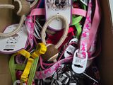 une boîte en carton remplie d'objets divers et une paire de ciseaux