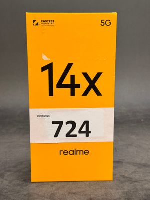 une boîte orange portant le numéro 744, posée sur une table