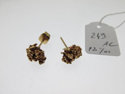 Gros plan sur une paire de boucles d'oreilles avec une étiquette de prix