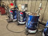 Plusieurs canettes de Pepsi sont alignées en rang dans un garage