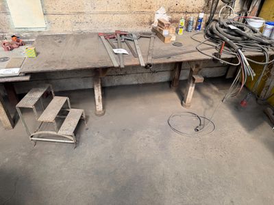 un établi dans un garage rempli d'outils
