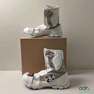 une paire de chaussures qui se trouve sur le dessus d'une boîte