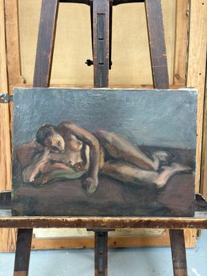 tableau représentant une femme allongée sur un lit, posé sur un chevalet