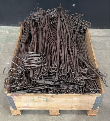 une caisse en bois remplie d'une multitude de tiges d'acier