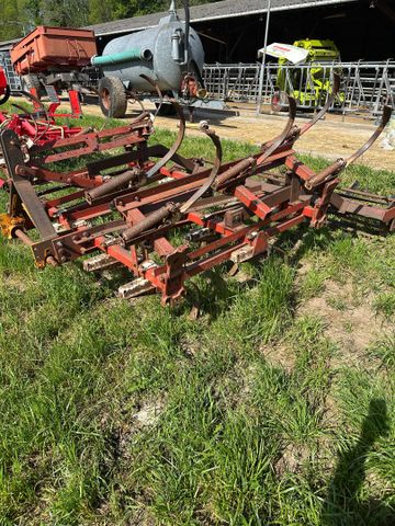 Cultivateur VIBRASHANK IH 3,8m +rouleau barre