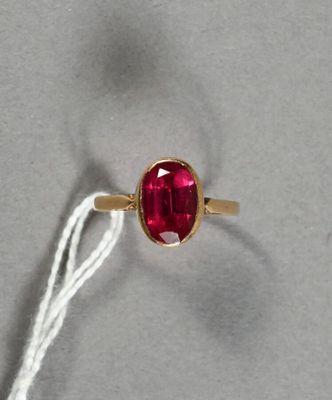 une image représentant une bague sertie d'une pierre rouge