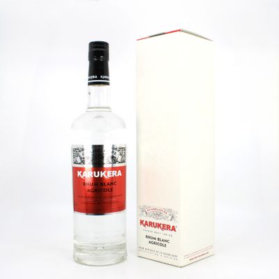 La bouteille de vodka se trouve à côté de la boîte, sur la table.
