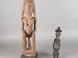 une image représentant une statue d'une femme et d'un homme debout l'un à côté de l'autre