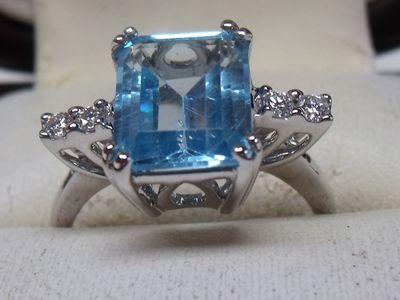 Bague en or blanc 18K, sertie d’une topaze de taille émeraud…