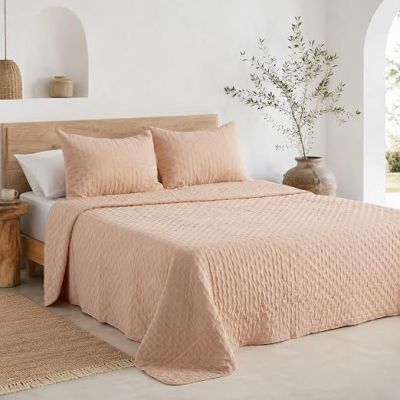 une photo d'une chambre à coucher avec un grand lit et une tête de lit en bois