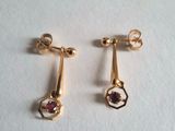 une paire de boucles d'oreilles en or ornées de grenats