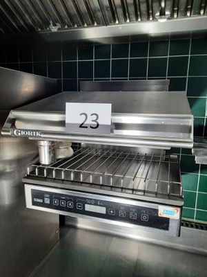 un grand four sur lequel est inscrit un chiffre, dans une cuisine