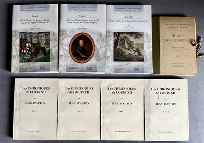six livres posés sur une table, avec le portrait d'un homme dans un tableau