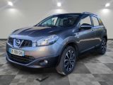 une Nissan QX-V grise garée dans un garage