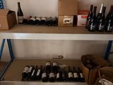 de nombreuses bouteilles de vin sur les étagères de la pièce