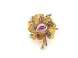 une image représentant une broche en forme de fleur dorée et rose sur fond blanc