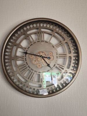 une horloge accrochée au mur de la pièce