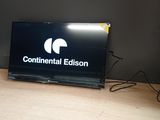 un téléviseur posé sur une table dans une pièce