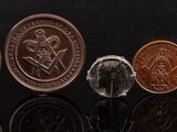 un gros plan sur une rangée de pièces de monnaie posées sur une surface noire